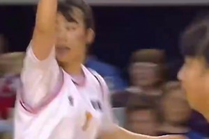 看看张镇麟妈妈王芳当年是怎样打球的！当年也是中国女篮响当当的人物